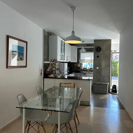 Vivenda Alfamar 2120 - 180m Da *
